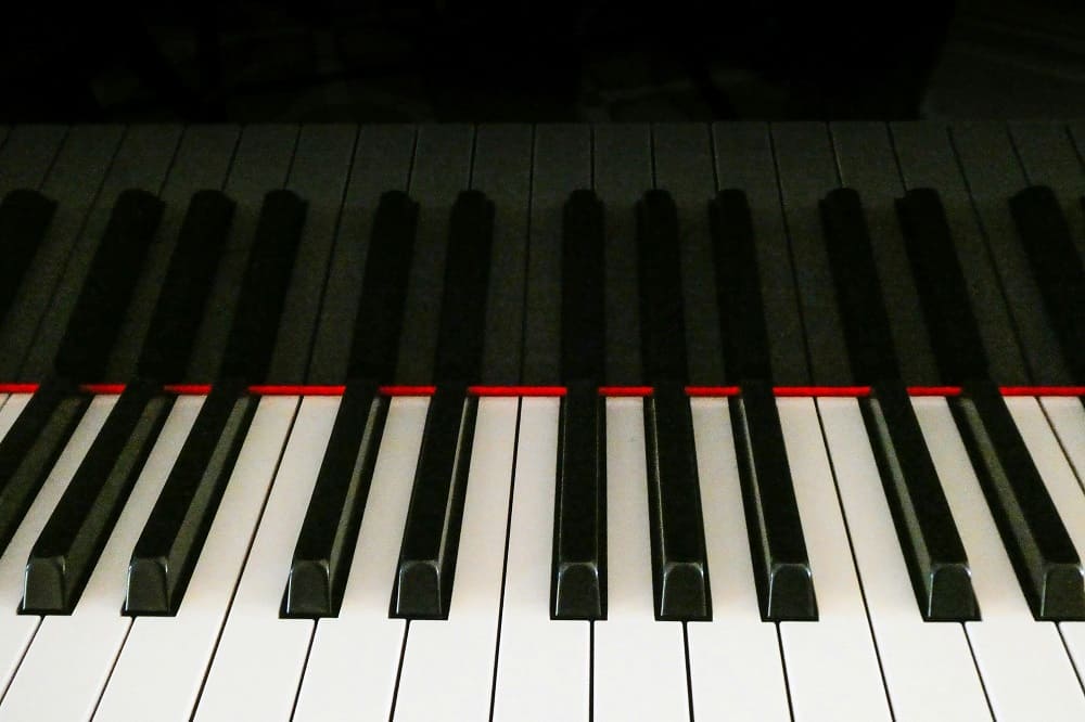 Lire la suite à propos de l’article Combien de touches sur un piano : guide complet pour choisir son clavier