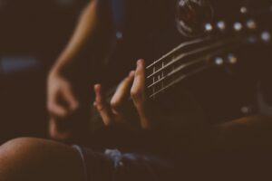 Lire la suite à propos de l’article Comprendre la musique grâce à la guitare | Harmonie, rythme et oreille musicale